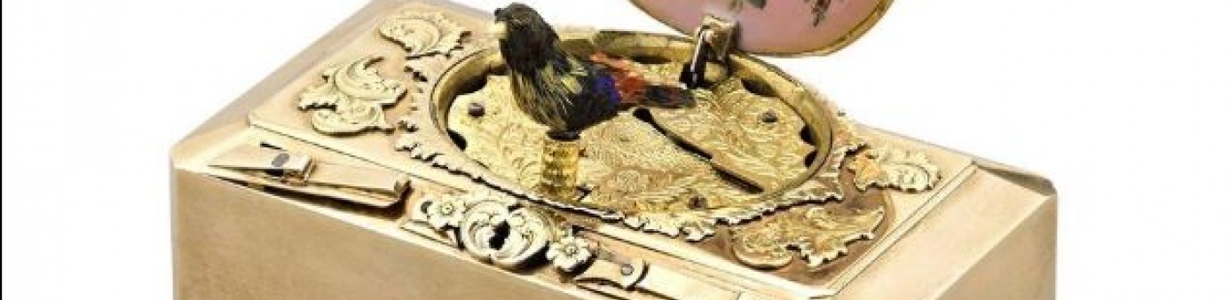 This circa 1820 Freres Rochat miniature singing bird box features a solid gold case and is less than 3 inches wide. [Photo courtesy of M.S. Rau, New Orleans] - None 